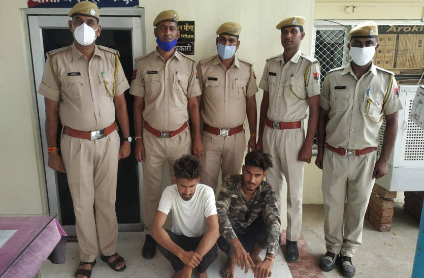 बजरी ट्रैक्टर-ट्रॉली चालकों ने कांस्टेबलों से की धक्का-मुक्की , पुलिस ने किया गिरफ्तार