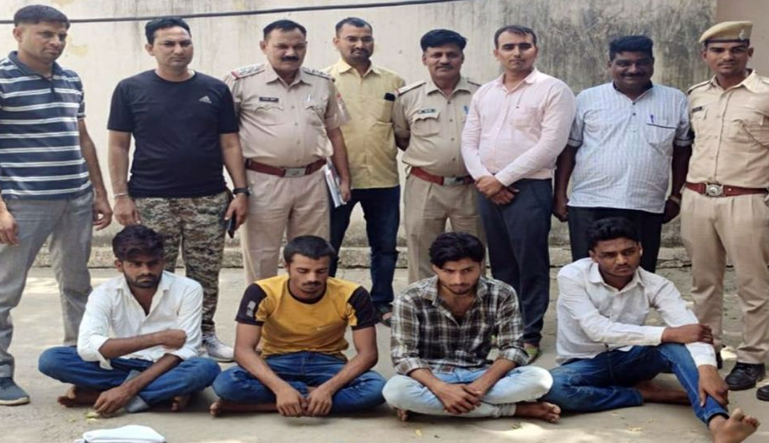 वारदात से पहले पुलिस ने दबोच लिए चार बदमाश, पिस्टल, देशी कट्टे और कारतूस जब्त