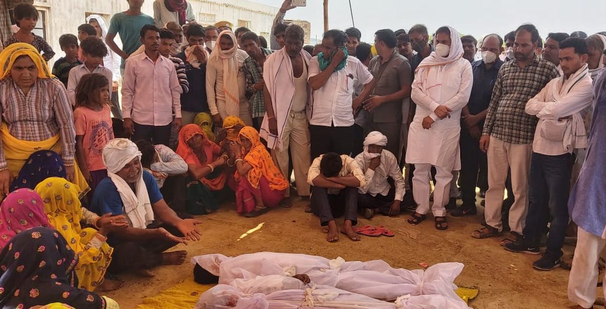 चार बच्चों के डूबने से मौत, 20 घंटे बाद चारों बच्चों की अंत्येष्टि