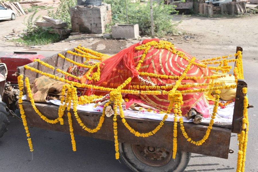 मोक्षरथ में दी 'गंगा को अंतिम विदाई