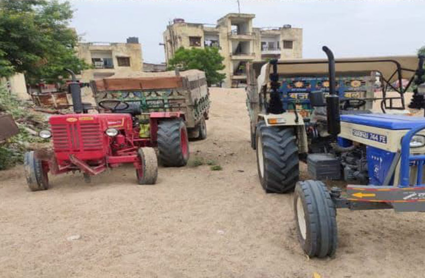 पुलिस ने अवैध बजरी से भरे 5 ट्रैक्टर-ट्रॉली किए जब्त