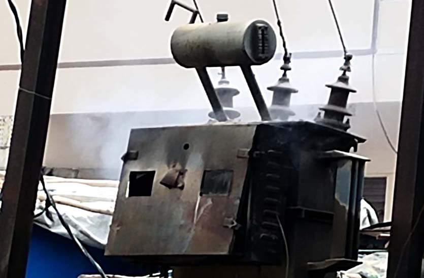 अस्पताल में लगे ट्रांसफार्मर में लगी आग, जान बचाकर भागे व्यापारी एवं राहगीर