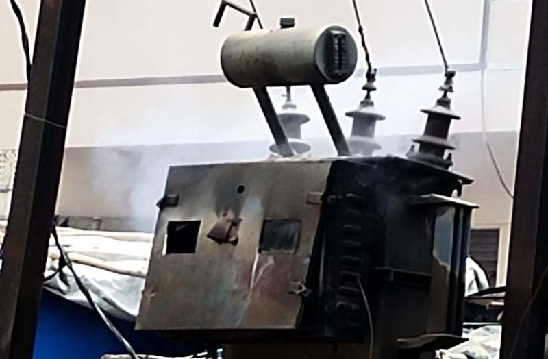 अस्पताल में लगे ट्रांसफार्मर में लगी आग, जान बचाकर भागे व्यापारी एवं राहगीर