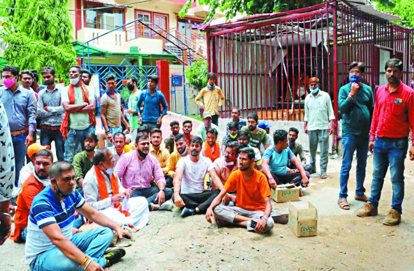 धर्मस्थल के पास अतिक्रमण हटाने पहुंचा निगम का अमला, लोगों ने किया हंगामा