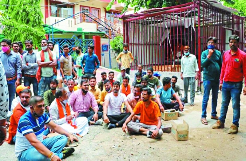 धर्मस्थल के पास अतिक्रमण हटाने पहुंचा निगम का अमला, लोगों ने किया हंगामा