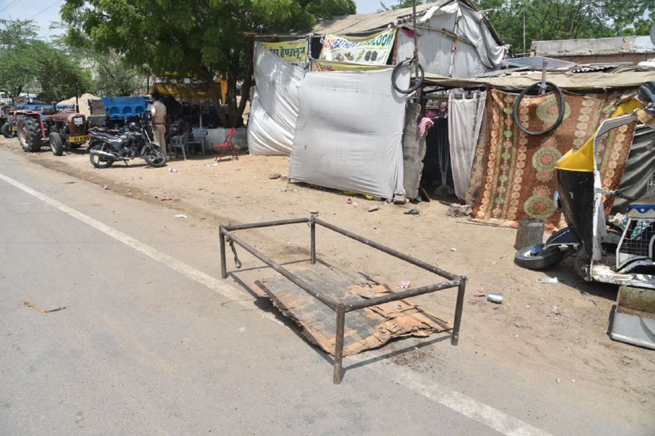 झोंपड़ी बनाने से रोका तो पाइप से सिर पर हमला कर विकलांग की हत्या