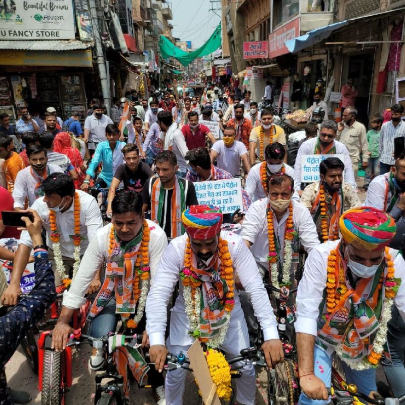 महंगाई के खिलाफ यूथ कांग्रेस ने निकाली साइकिल रैली