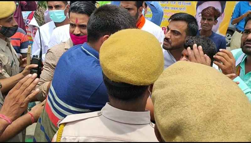 भाजपा मुख्यालय के बाहर युवा मोर्चा कार्यकर्ताओं की पुलिस से तनातनी, जानिए वजह...