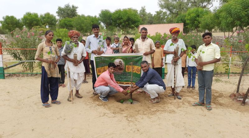 विद्यालयों व घरों में पौधरोपण कर संरक्षण की दी सीख