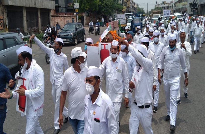 Kolkata, India. 09th July, 2020. Members of INTUC (Indian National Trade  Union Congress) Seva Dal stage a protest rally against the unlocking and  again locking down due to the Covid-19 pandemic in