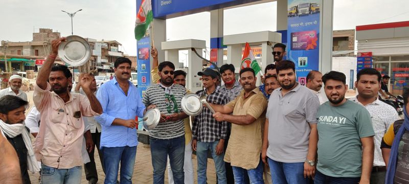 युवा कांग्रेस ने थाली बजाकर किया विरोध प्रदर्शन