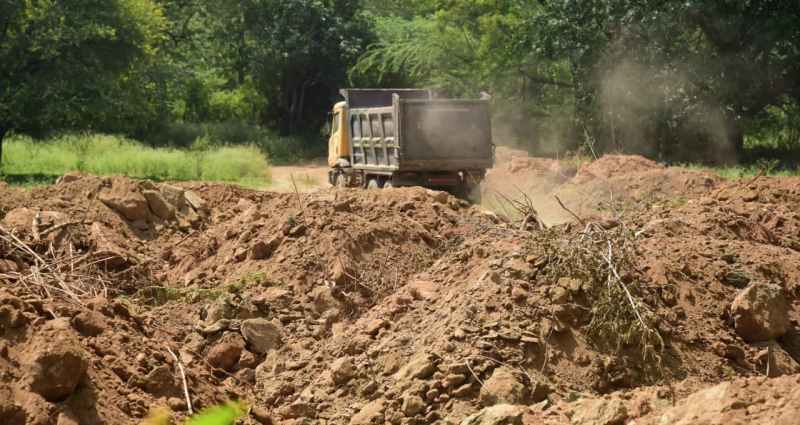 तितरड़ा तालाब के पास डाल रहे भराव, पाल के पास स्वरूप बिगाड़ रहे