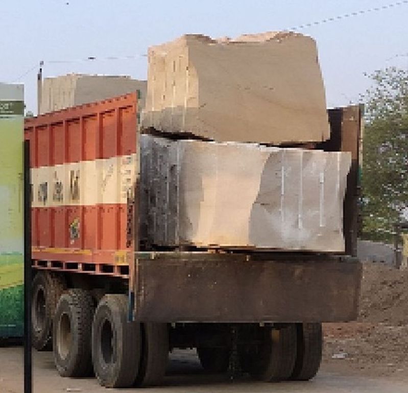 ओवरलोड वाहनों से क्षतिग्रस्त हुई सड़क