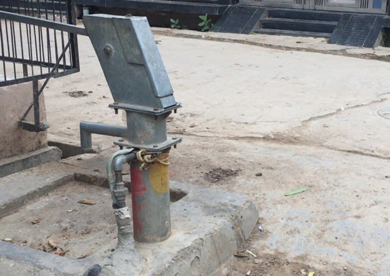 सरकारी हैंडपंपों में निजी मोटरें, सार्वजनिक उपयोग बंद