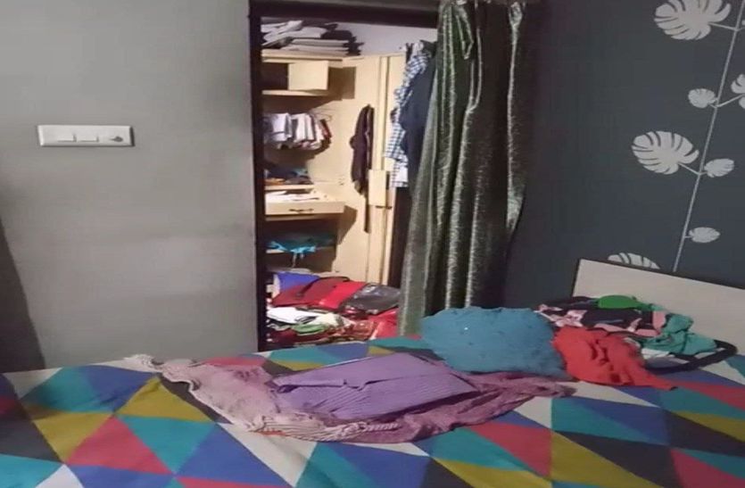 सोते परिवार को कमरे में बंद कर उड़ाया माल