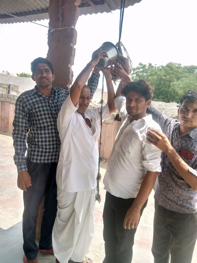 स्कू ल में किया पौधरोपण