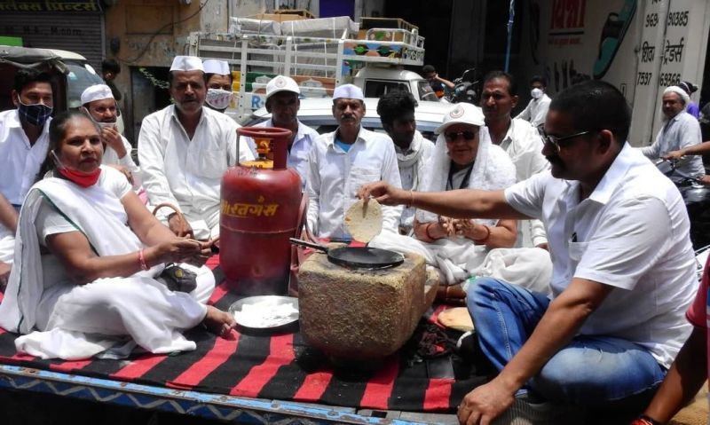 ऊंटगाड़ी पर निकले सेवादल कार्यकर्ता, बढ़ती महंगाई पर जताया आक्रोश