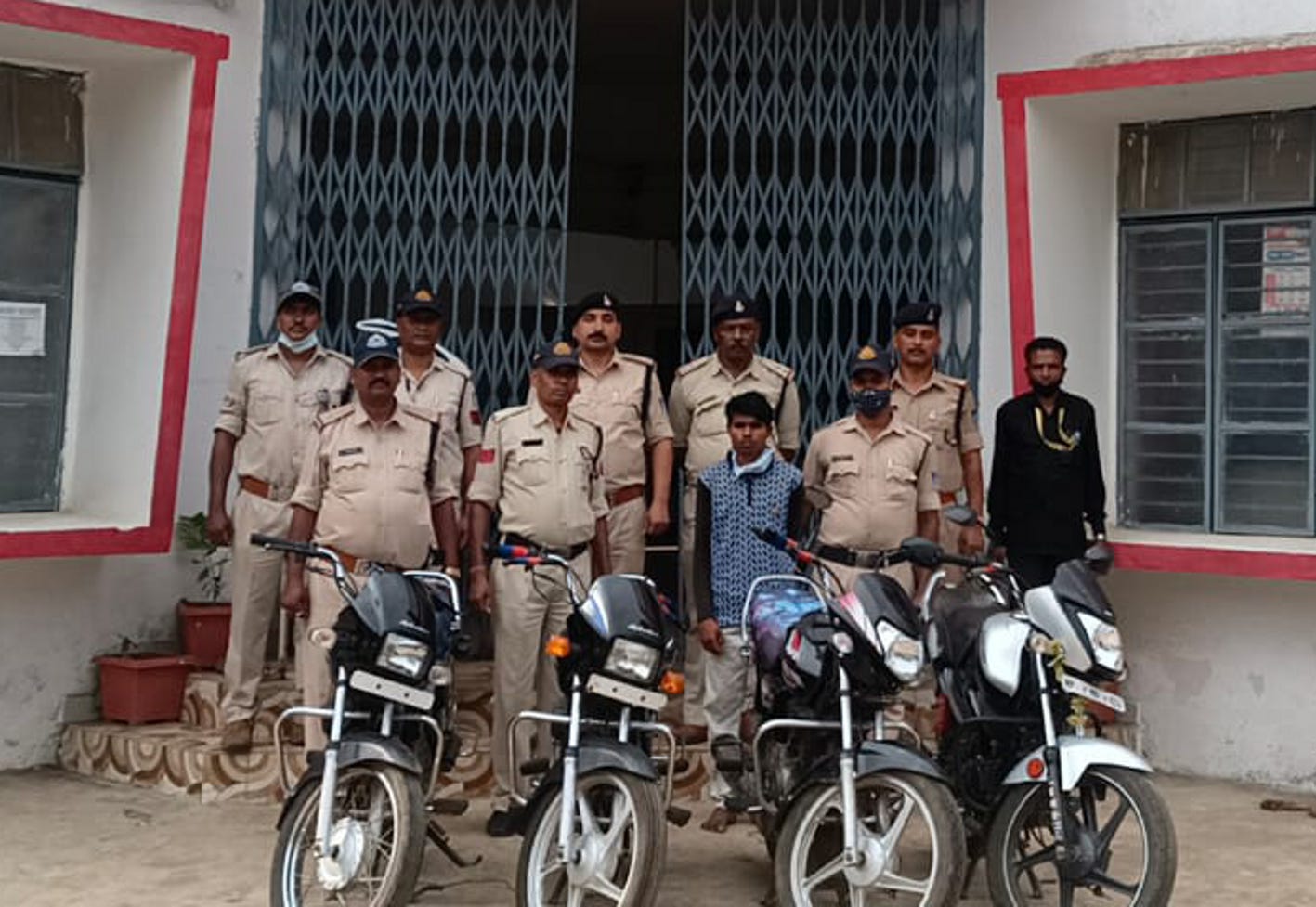 Motor cycle thief arrested, four bikes seized from the accused