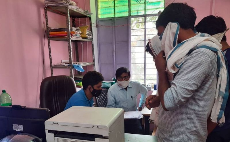 दगाबाज ई-मित्र:आधार का पंजीयन नि:शुल्क, फिर भी वसूले 100 से 120 रुपए!