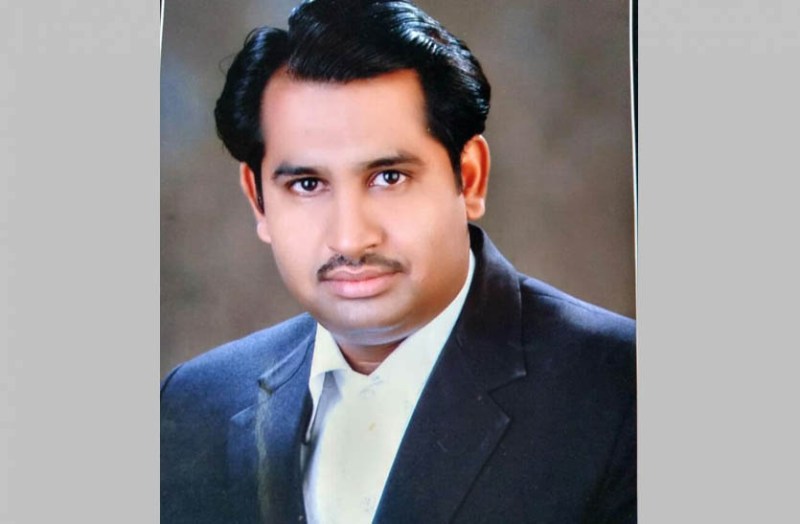 कैसे प्रणय निवेदन करते हम प्यासे पनघट पनिहारे, जिसके आगे फीके लगते सूरज चांद सितारे