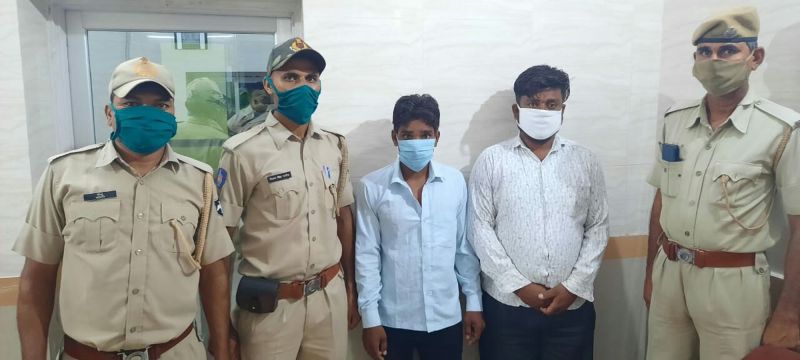 कैमरों में छेड़छाड़ करते दिखे तो पुलिस ने दो को पकड़ा