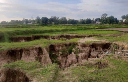 अंडर ग्राउंड खदान के कारण किसानों की धंस गई है जमीन, चार साल से नहीं मिला मुआवजा