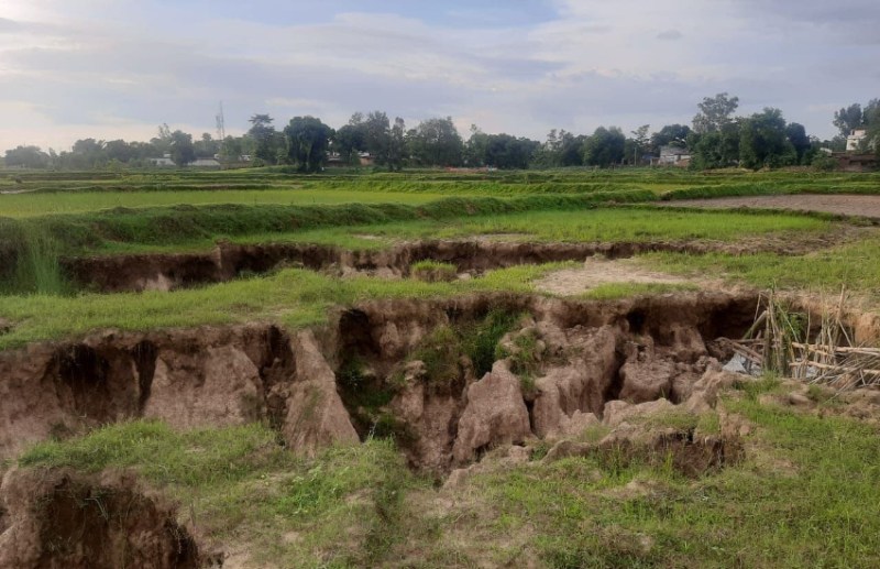 अंडर ग्राउंड खदान के कारण किसानों की धंस गई है जमीन, चार साल से नहीं मिला मुआवजा
