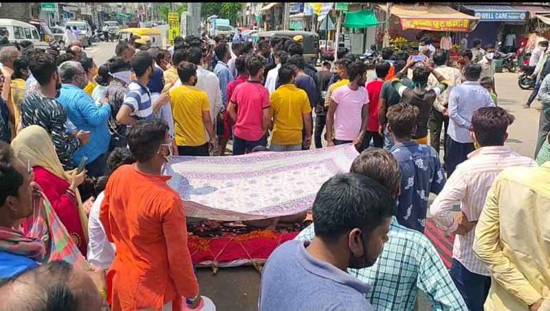 पार्क में करंट से बच्चे की मौत, शव चौराहे पर रखकर परिजनों का हंगामा