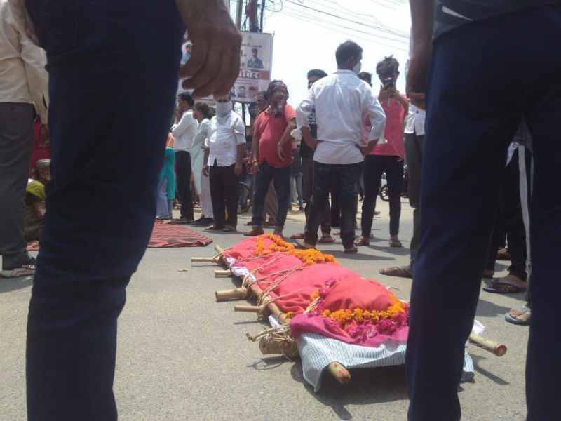 पार्क में करंट से बच्चे की मौत:-शव चौराहे पर रखकर परिजनों का हंगामा, निगम ने दो कार्मिको निलंबित किया