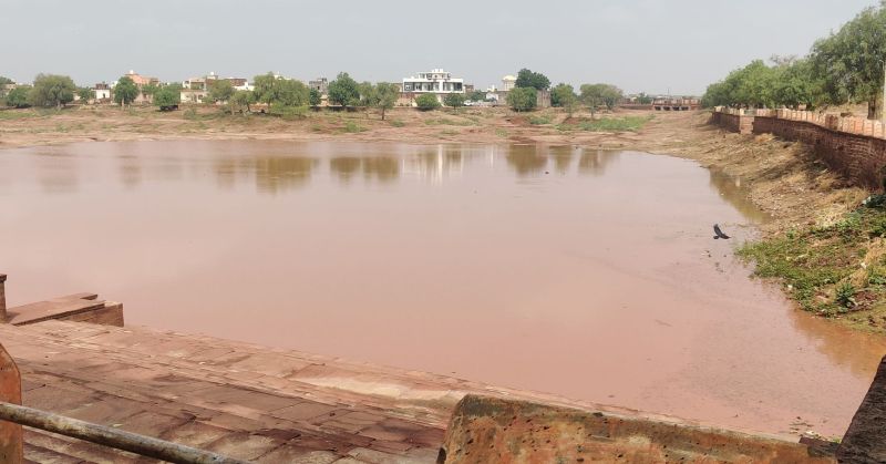 आवक क्षेत्र में हुए गड्ढ़ों, हाई-वे सड़क व एनीकट के कारण रुक रहा पानी