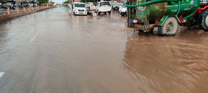 एक घंटे तक जमकर बरसे बदरा, जगह-जगह पानी हुआ जमा