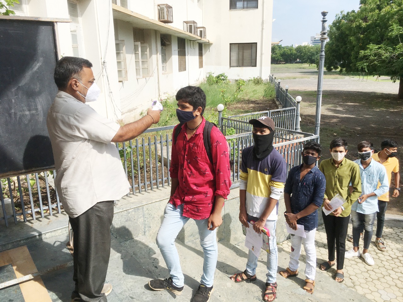 Gujarat: गुजरात में कोरोना के 38 नए मामले, 19 जिलों में कोई मरीज नहीं