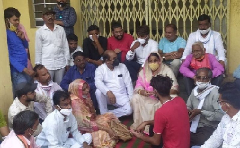 बिजली गुल, सहायक अभियंता कार्यालय पर केपाटन विधायक 2 घंटे धरने पर बैठी