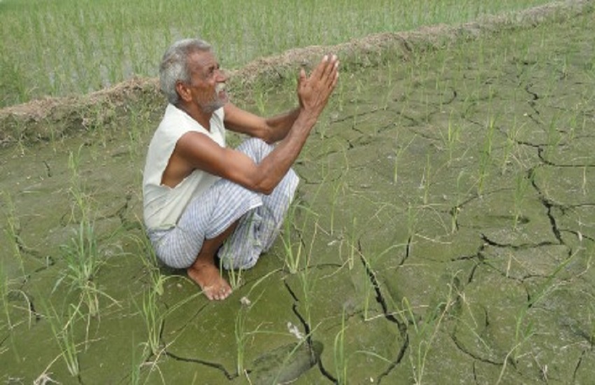 बारिश की दुआ करता किसान
