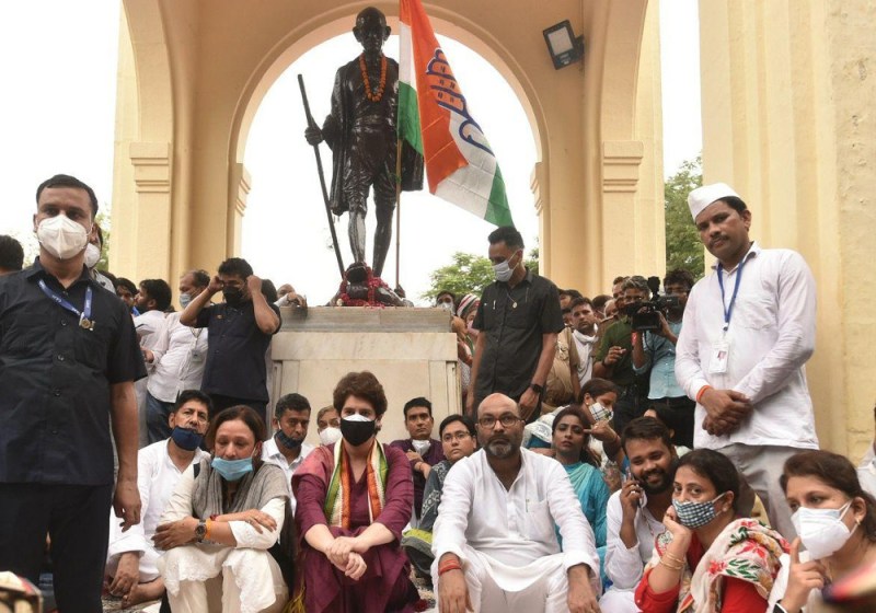 प्रियंका गाँधी बैठी धरने पर बोली ये कैसा विकास