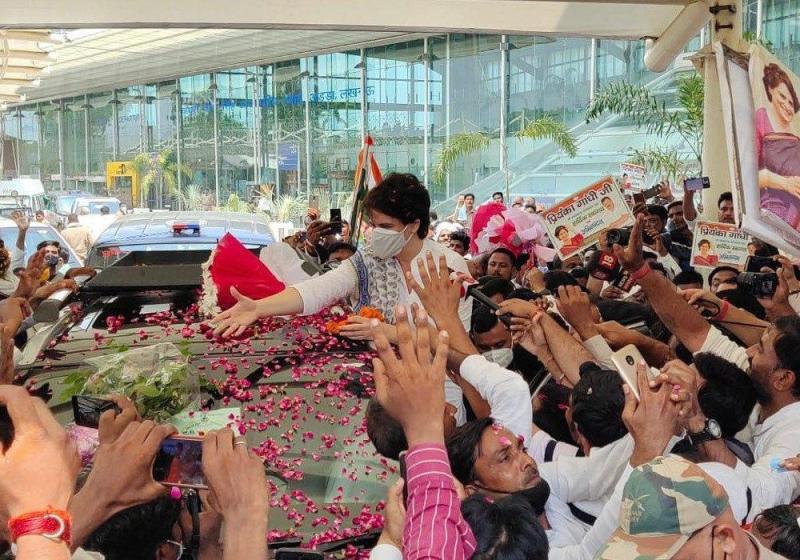 लखनऊ पहुंचीं प्रियंका गांधी, कार्यकर्ता उत्साहित किया जमकर स्वागत