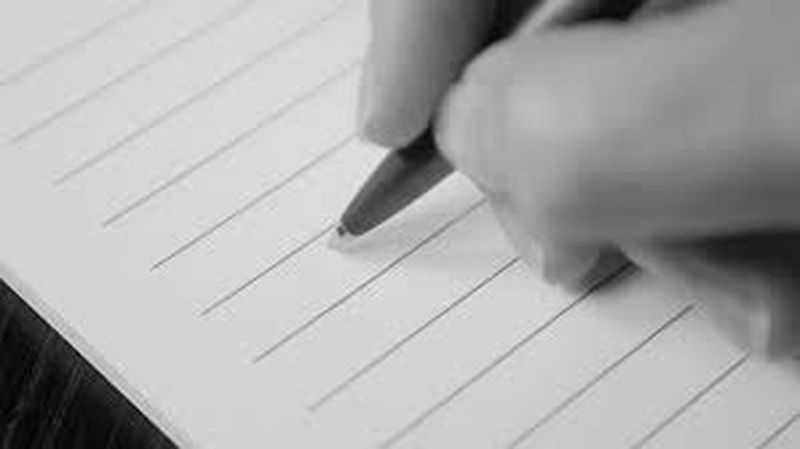 उच्च कक्षाओं को पढ़ाने का जिम्मा, अब नोटिस थमा दिया