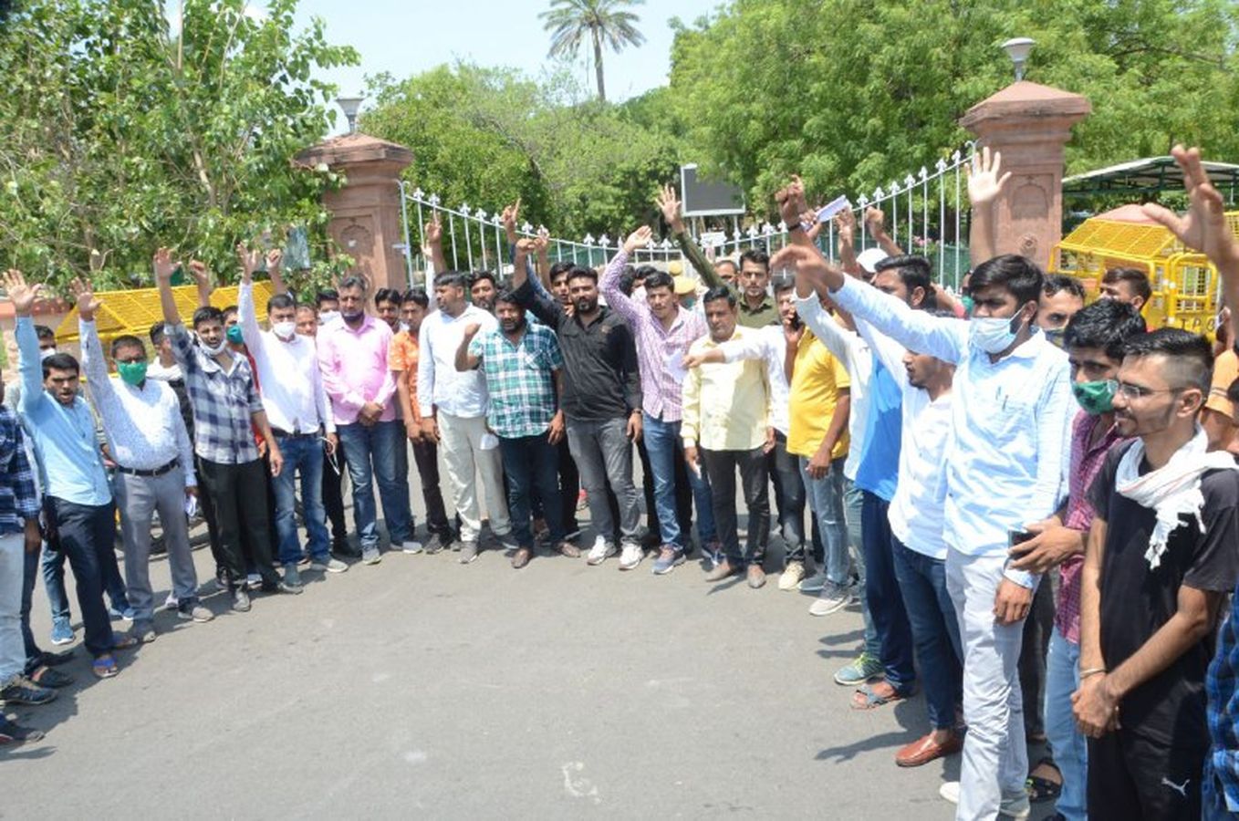 मूर्ति खण्डित करने को लेकर रोष, गिरफ्तारी की मांग