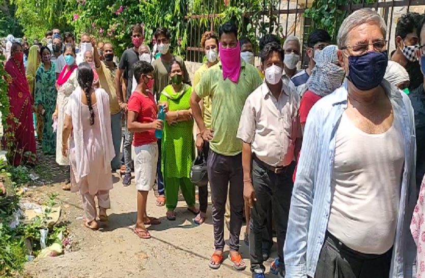मास्क व सोशल डिस्टेंस को लाना होगा आदत में, तभी बचेंगे तीसरी लहर से