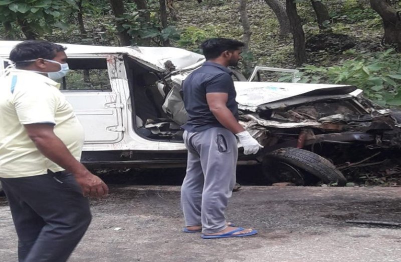 कवर्धा में भीषण सड़क हादसा, ट्रक और बोलेरा में भिड़ंत, दोस्तों के साथ लौट रहे नायब तहसीलदार सहित तीन की मौत, एक घायल