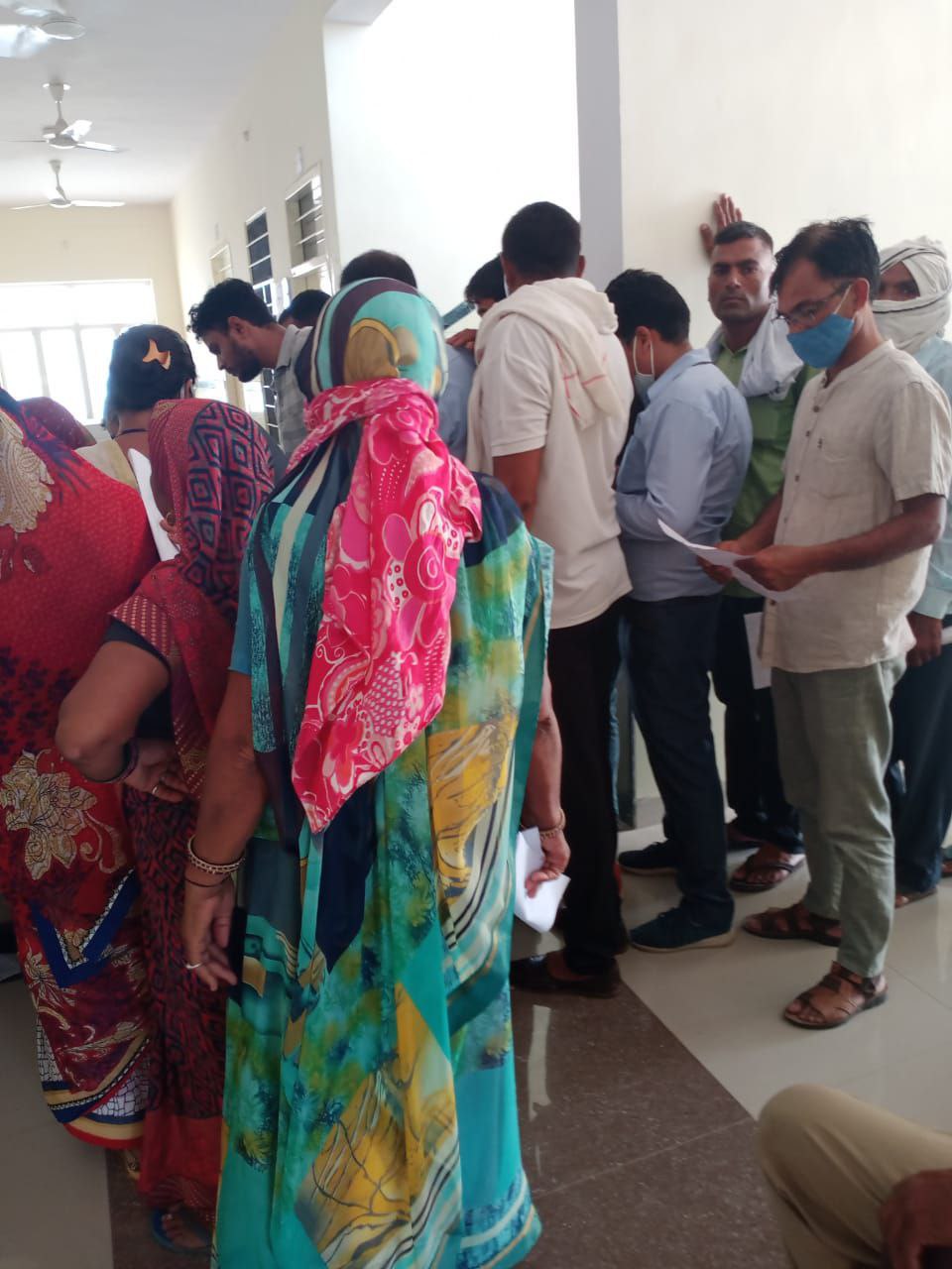 शाहपुरा ब्लॉक के दो गांवों में 22 दिन बाद हुआ वैक्सीनेशन, उमड़े लोग
