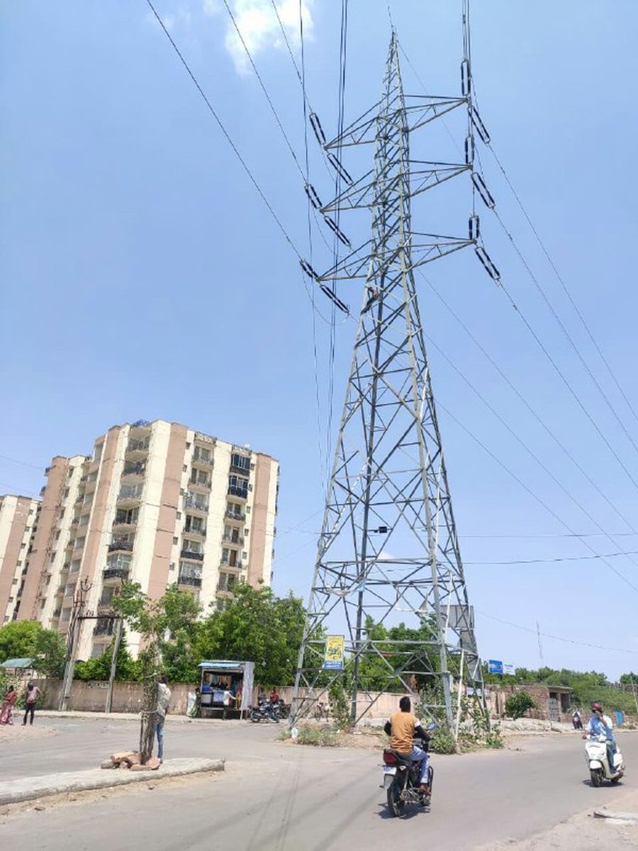 पत्नी के झगड़े से परेशान श्रमिक हाई टेंशन टॉवर पर चढ़ा