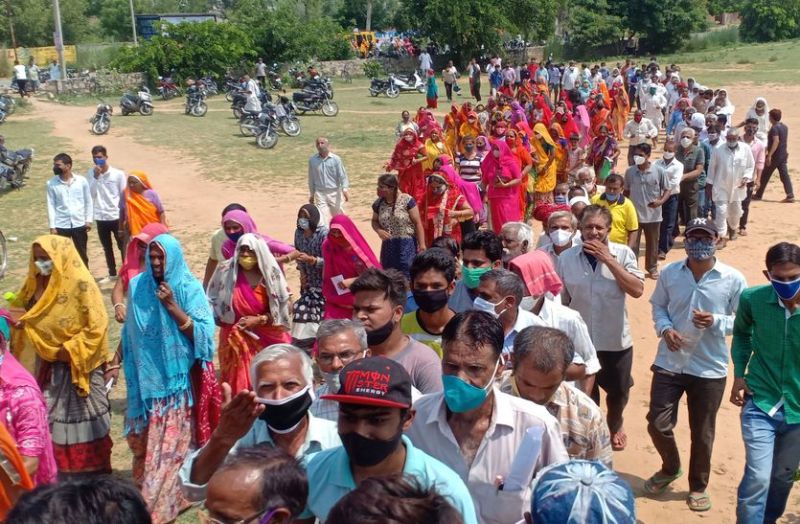 सिरसी में वैक्सीनेशन केंद्र पर हंगामा