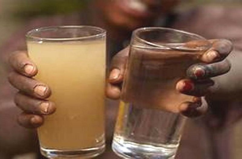 BSP टाउनशिप में फिर गंदे पानी की सप्लाई, नल से आया मटमैले, दूषित पानी लेकर नगर सेवा विभाग पहुंचे लोग