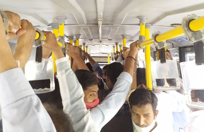 पत्रिका अभियान : एक दूसरे सट कर बस में हैंडल थामें ये हाथ सेनेटाइज होंगे ?