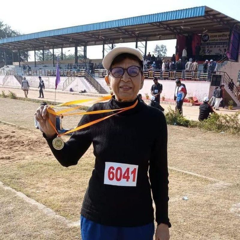 61 वर्ष की उम्र में युवाओं की तरह दौड़ती है दादी, सड़क हादसे में पति को खोया