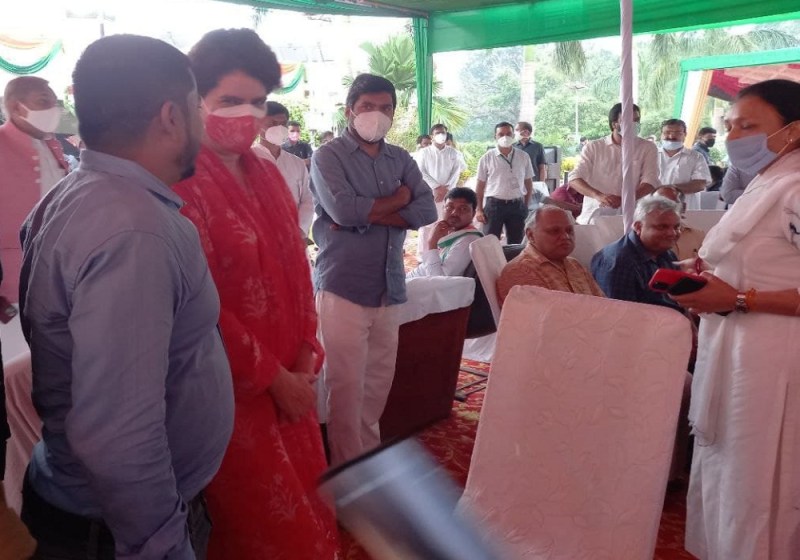 priyanka gandhi meeting with up lucknow journalist on breakfast