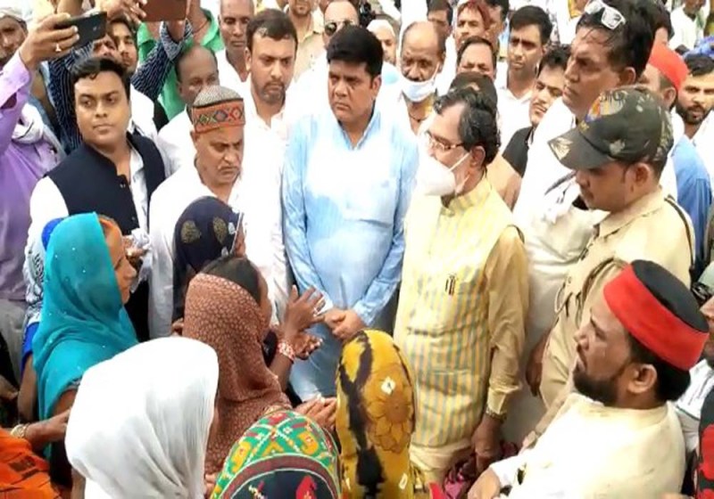 पीड़ितों से मिलते राम गोविंद चौधरी