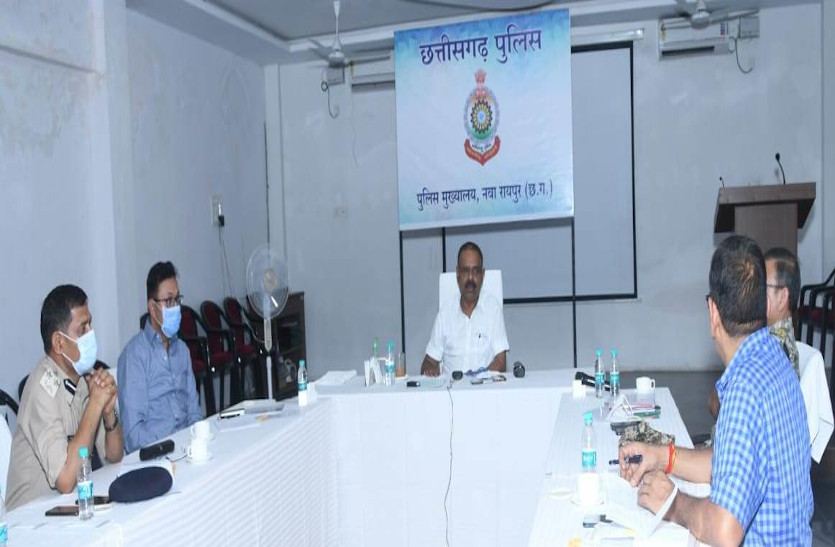 डीजीपी अवस्थी ने मीटिंग कर अपराध रोकने पुलिस महानिरीक्षकों दिए मंत्र, चिटफंड में निवेशक करने वालों को धन वापसी कराएं