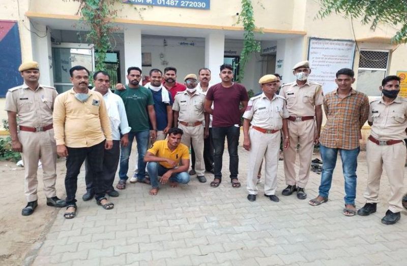 Knife and looted jewelry recovered from murder accused